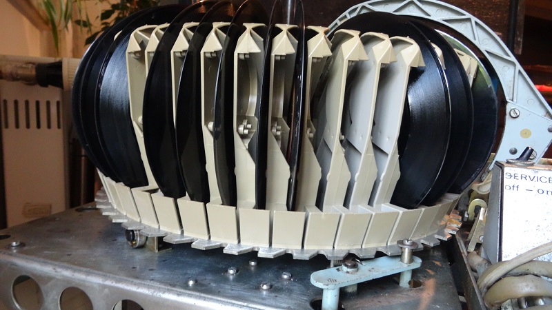 Der Plattenkorb einer Wurlitzer Carillon
