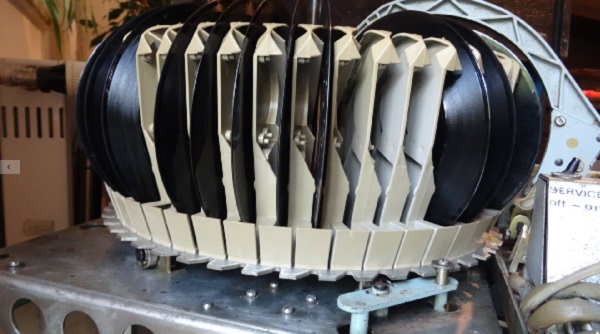 Der Plattenkorb einer Carillon - 50 Singles passen rein